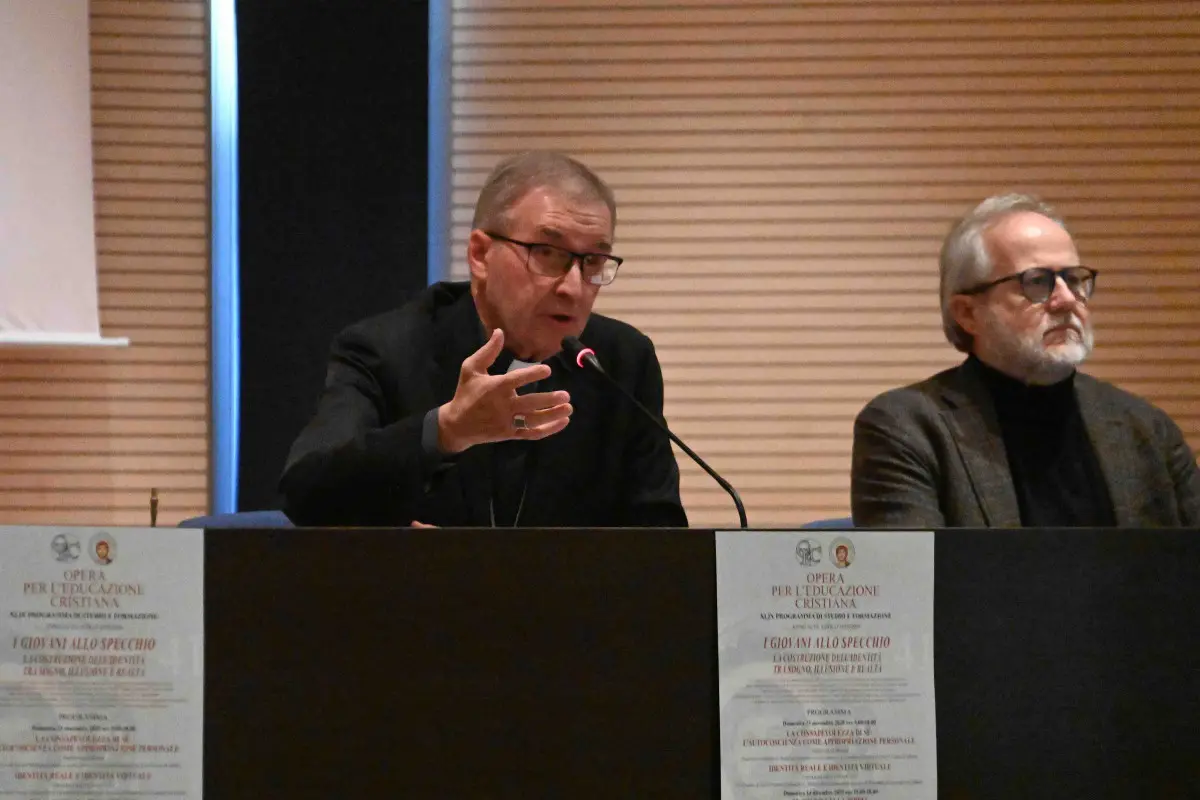 Il vescovo Pierantonio Tremolada al centro Paolo VI