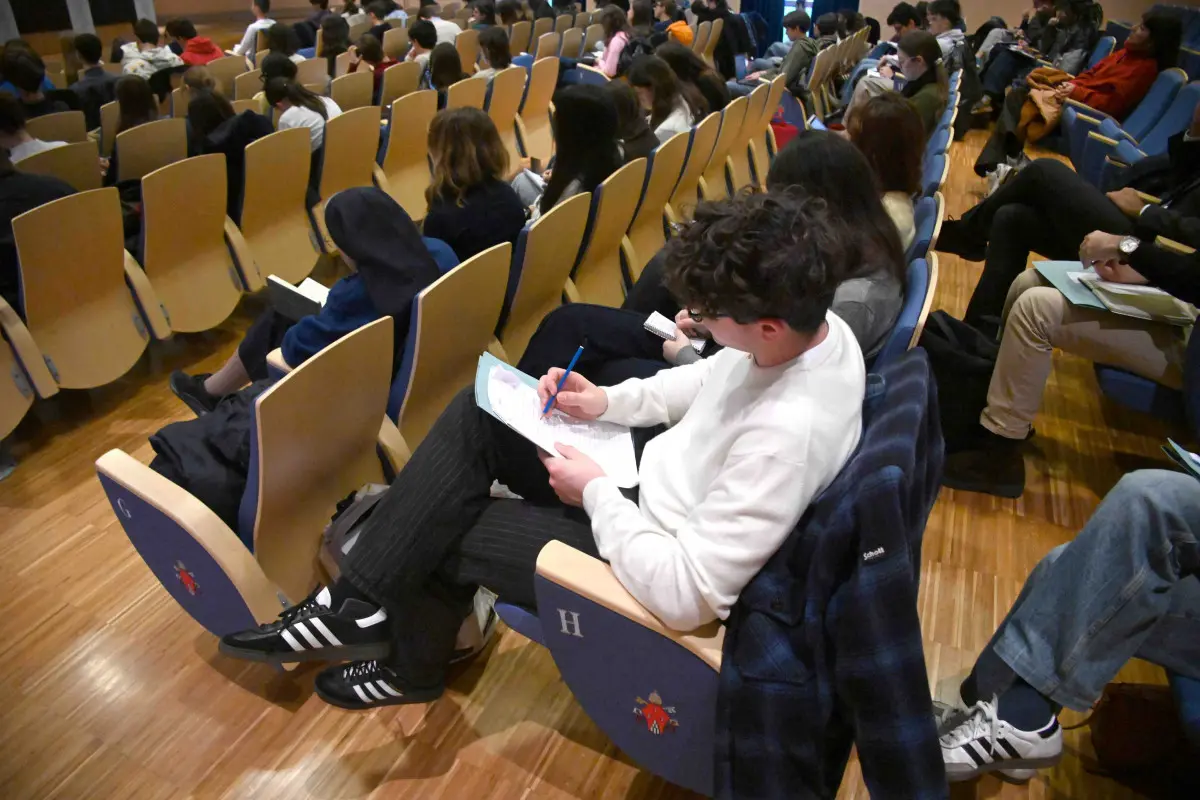 Il vescovo Pierantonio Tremolada al centro Paolo VI