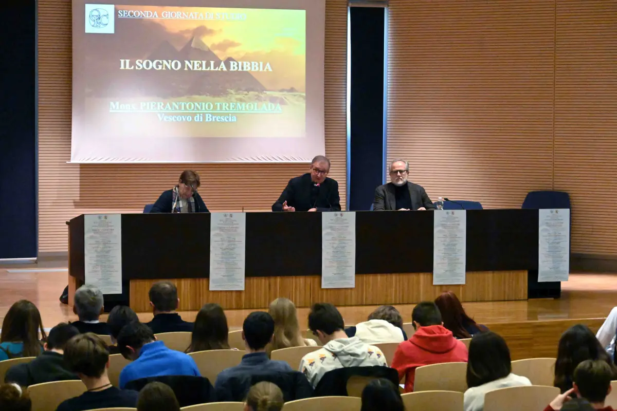 Il vescovo Pierantonio Tremolada al centro Paolo VI