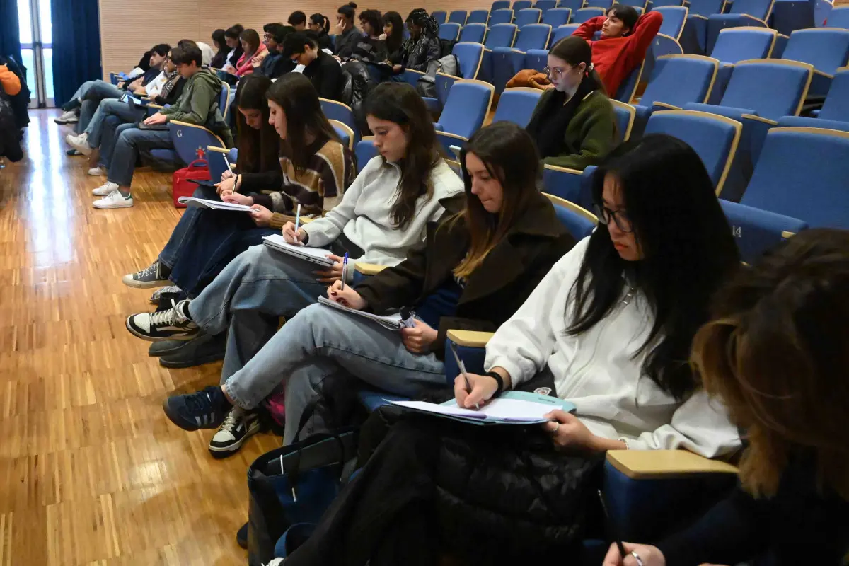 Il vescovo Pierantonio Tremolada al centro Paolo VI