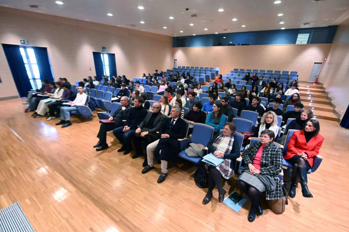 Il vescovo Pierantonio Tremolada al centro Paolo VI