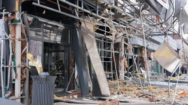 I danni dopo un attacco di un drone russo su un supermercato a Zaporizhzhia - Foto Ansa © www.giornaledibrescia.it