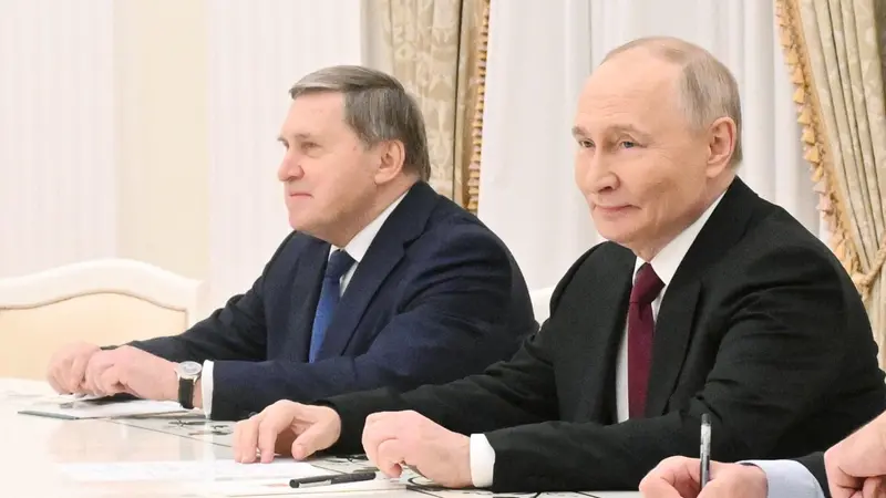 Vladimir Putin e Yuri Ushakov - Foto Ansa © www.giornaledibrescia.it