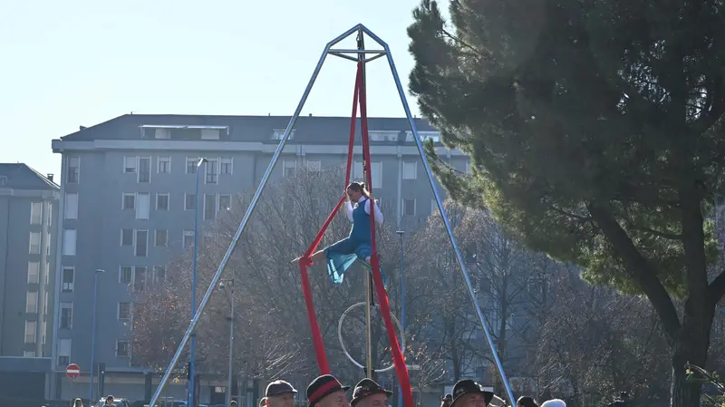 L'esibizione coreografica in piazzale Kossuth - Foto Gabriele Strada/Neg © www.giornaledibrescia.it