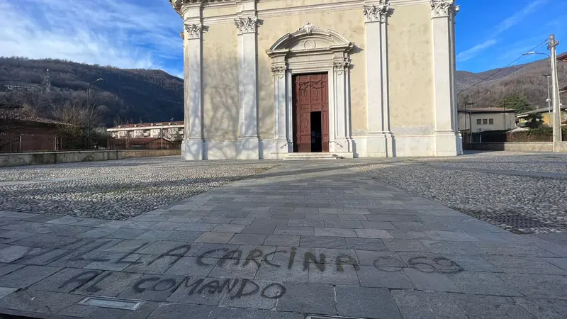 La baby gang aveva imbrattato il sagrato della chiesa a Sarezzo