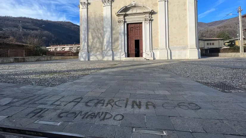 La "firma" del sodalizio sul sagrato della chiesa - © www.giornaledibrescia.it
