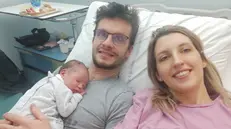 Papà Simone e mamma Sonia con il piccolo Elia - © www.giornaledibrescia.it