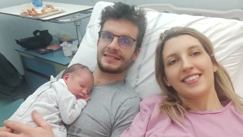 Papà Simone e mamma Sonia con il piccolo Elia - © www.giornaledibrescia.it