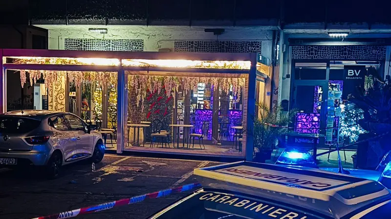 I carabinieri all'esterno del bar Bellavista