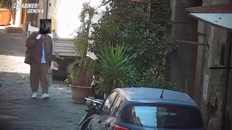 Uno dei truffatori in azione