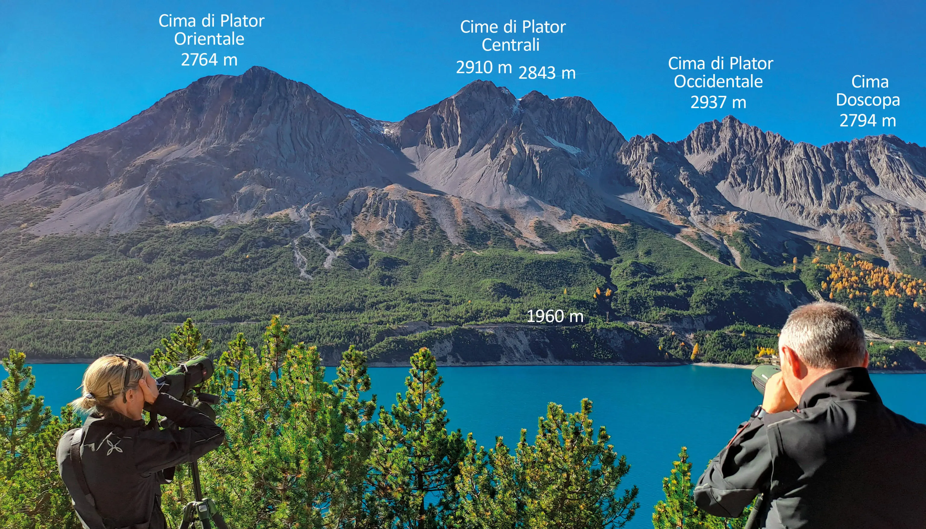 Agenti del Nucleo Operativo Carabinieri "Parco dello Stelvio", esaminano le Cime di Plator con il cannocchiale. Valle di Fraele, Parco dello Stelvio, Valdidentro, Provincia di Sondrio, Lombardia, Italia.