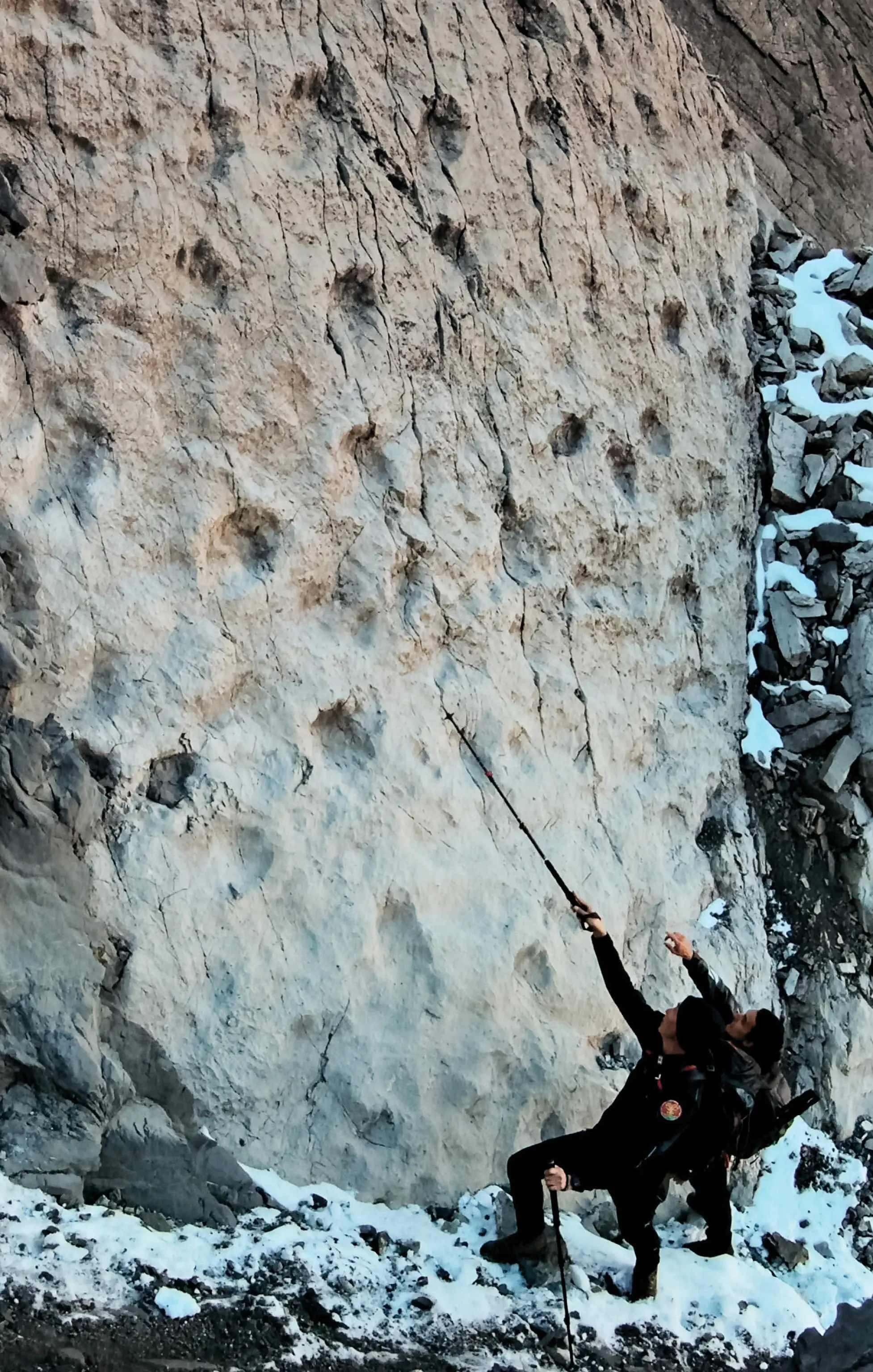 Giacomo Regazzoni del NUcleo Operativo Carabinieri "Parco dello Stelvio" ed Elia Vitalini, dipendente del Parco, di fronte ad Orme di Prosauropodi risalenti al Triassico Superiore, fotografate nel nuovo sito paleontologico scoperto da Elio Della Ferrera. Valle di Fraele, Parco dello Stelvio, Valdidentro, Provincia di Sondrio, Lombardia, Italia.
