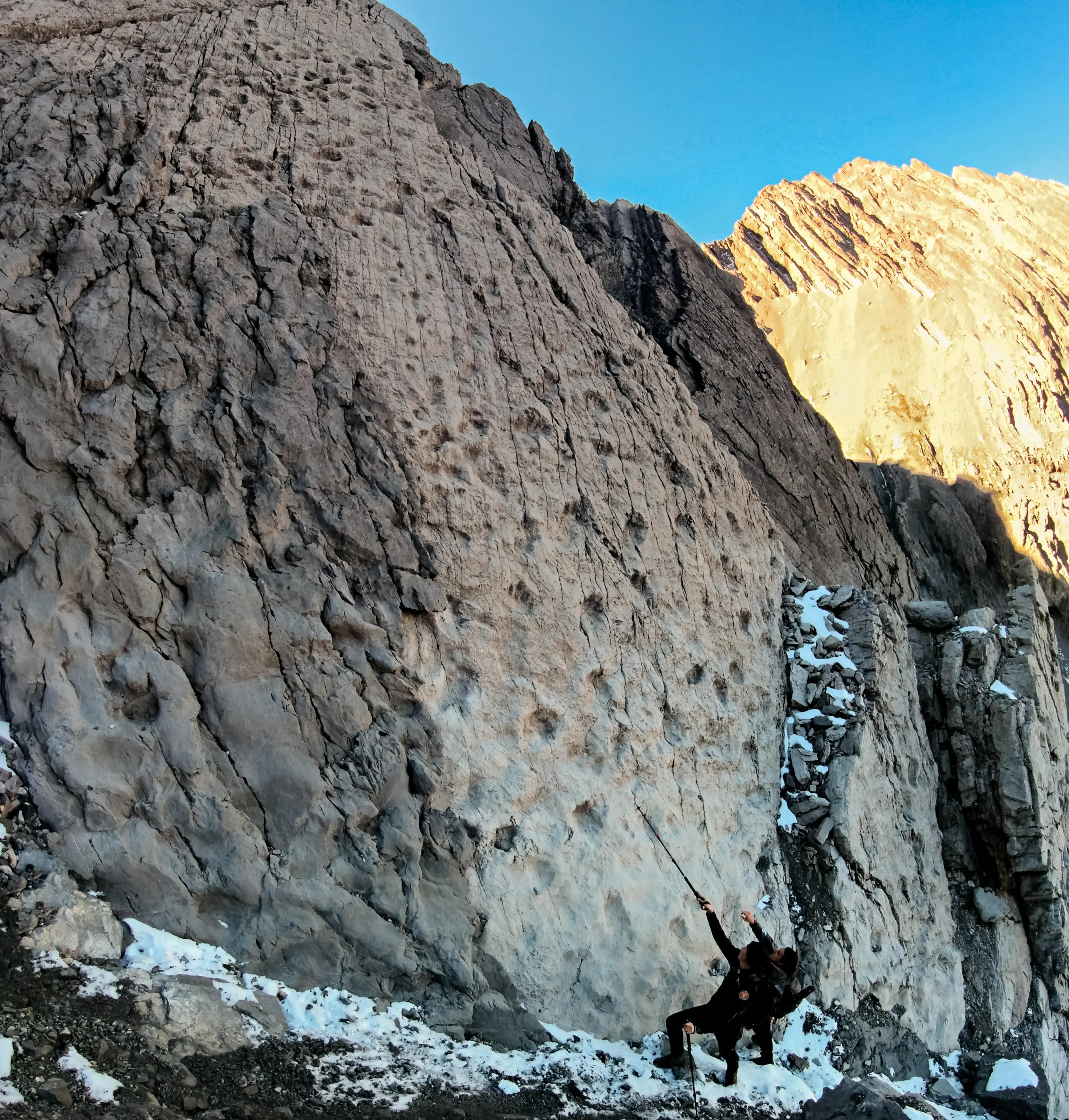 Orme di Prosauropodi risalenti al Triassico Superiore, fotografate nel nuovo sito paleontologico scoperto da Elio Della Ferrera. Valle di Fraele, Parco dello Stelvio, Valdidentro, Provincia di Sondrio, Lombardia, Italia.