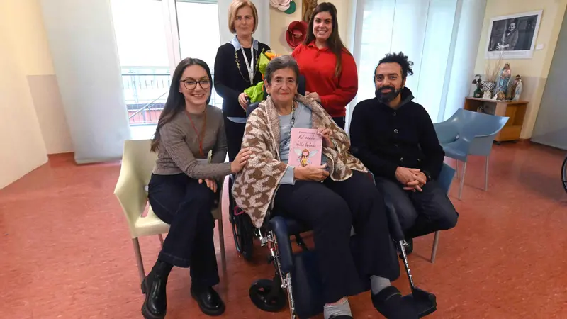 La consegna del libro alla sua autrice - Foto Marco Ortogni/Neg © www.giornaledibrescia.it