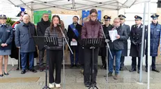 Le due studentesse sul palco leggono il messaggio di Gritti Daller - Foto Giovanni Benini/Neg © www.giornaledibrescia.it