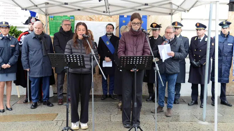 Le due studentesse sul palco leggono il messaggio di Gritti Daller - Foto Giovanni Benini/Neg © www.giornaledibrescia.it