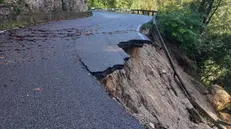 La frana sulla Sp9 a Gargnano nel settembre del 2024 - © www.giornaledibrescia.it