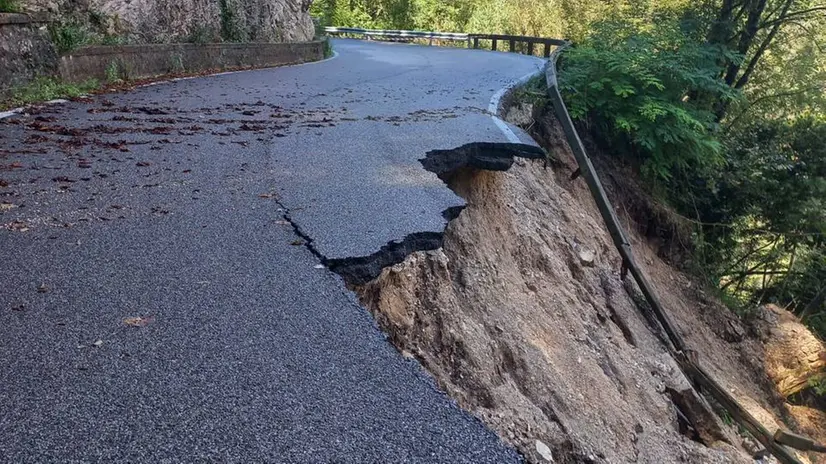 La frana sulla Sp9 a Gargnano nel settembre del 2024 - © www.giornaledibrescia.it