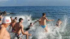 Tantissimi sfidano il gelo per il primo tuffo dell’anno