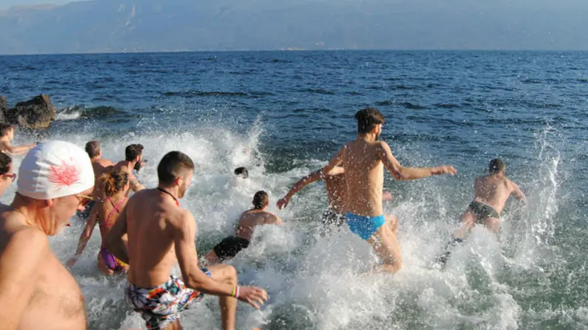 Tantissimi sfidano il gelo per il primo tuffo dell’anno
