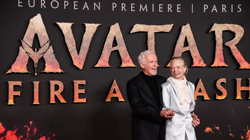 Il regista James Cameron con la moglie Suzy alla prima europea del nuovo Avatar - Foto Epa/Teresa Suarez © www.giornaledibrescia.it