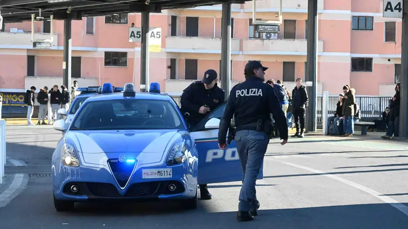 Una pattuglia della Volante della Polizia di Stato in città - Foto Marco Ortogni/Neg © www.giornaledibrescia.it
