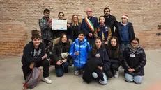 Gli studenti che hanno ritirato il premio - © www.giornaledibrescia.it