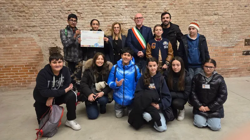 Gli studenti che hanno ritirato il premio - © www.giornaledibrescia.it