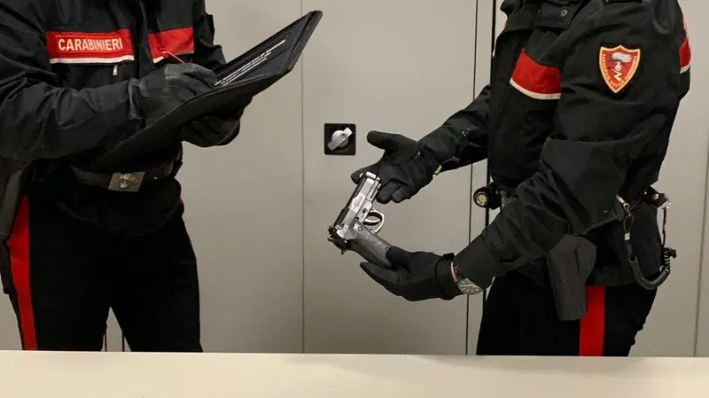 L'arma sequestrata dai carabinieri