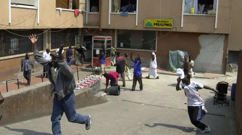 Al Residence Prealpino, l'esultanza nel 2002 dopo il gol del Senegal alla Danimarca - Foto New Eden Group © www.giornaledibrescia.it