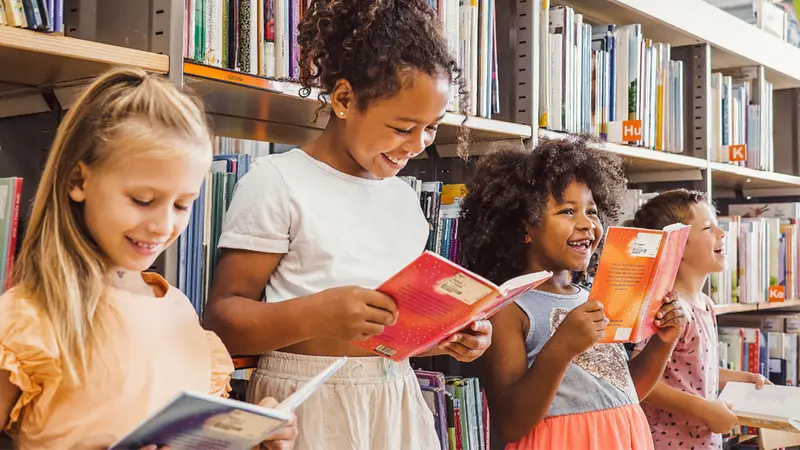 Bimbi in biblioteca