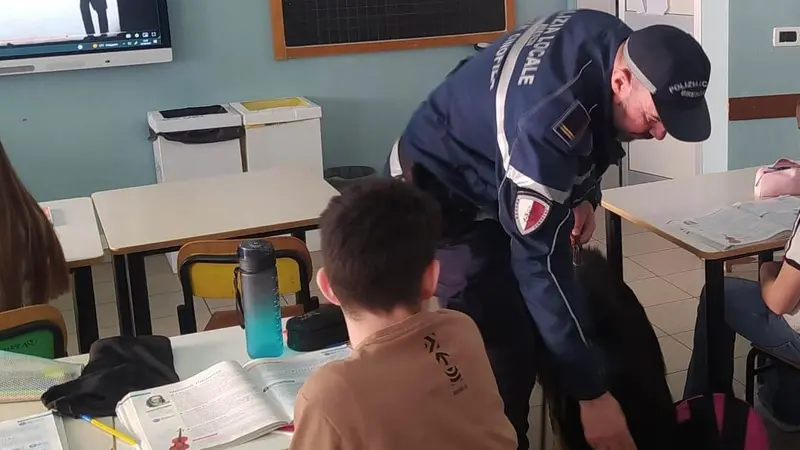 Controlli antidroga in una scuola a Bagnolo Mella - © www.giornaledibrescia.it