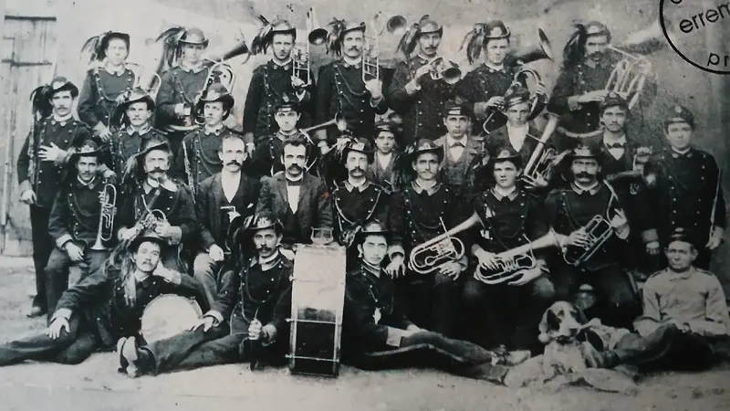 Anche la fanfara nell'obiettivo di Manara - © www.giornaledibrescia.it