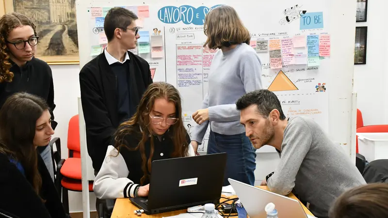 Gli studenti dell'Hub della Conoscenza durante l'hackathon