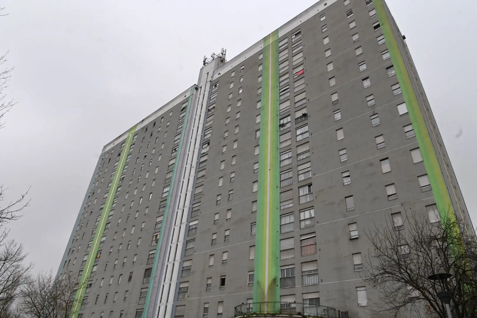 L'intervento per l'incendio alla torre Cimabue