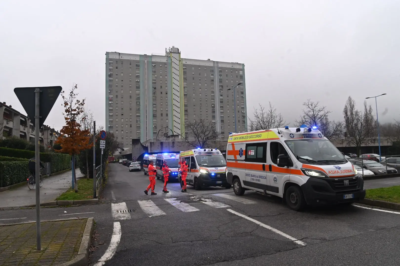 L'intervento per l'incendio alla torre Cimabue