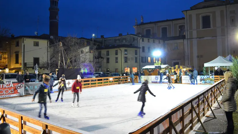 La pista di pattinaggio in piazzale Papa Giovanni XXIII