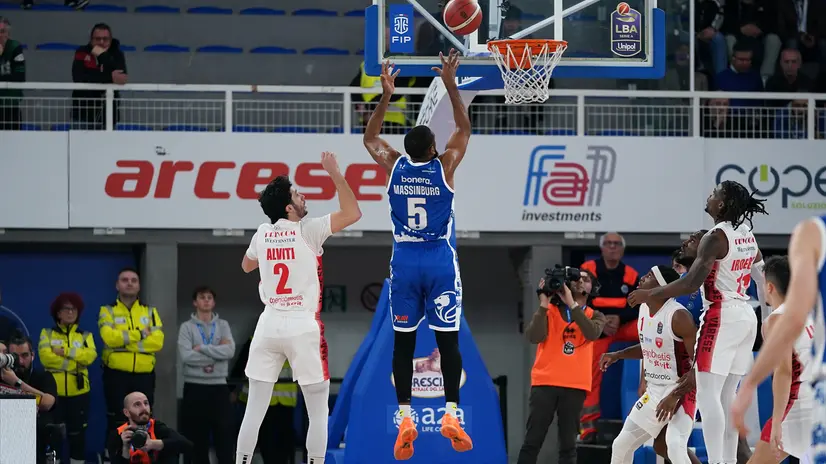 CJ Massinburg in azione con Varese - © Newreporter Perteghella