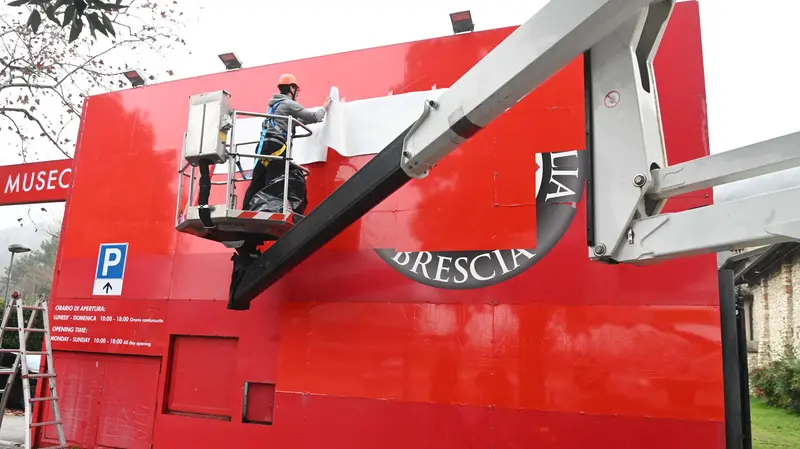 La rimozione del logo all'ingresso del museo Mille Miglia - Gabriele Strada /Neg © www.giornaledibrescia.it