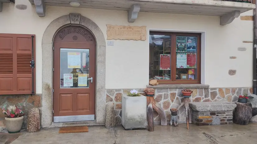 Il negozio della frazione Pezzo di Ponte di Legno - © www.giornaledibrescia.it