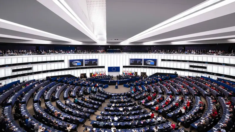 Una sessione plenaria al Parlamento - Foto Ansa/Afp © www.giornaledibrescia.it