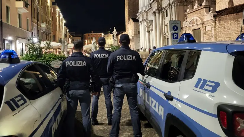 Controlli della Polizia in centro a Brescia - © www.giornaledibrescia.it