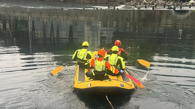 I Vigili del fuoco nel fiume Oglio per recuperare il corpo - © www.giornaledibrescia.it