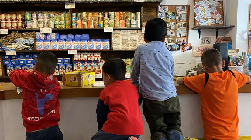 Distribuzione di beni di prima necessità a dei bambini in Grecia