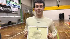 Bicelli con l'attestato del Comune - © www.giornaledibrescia.it