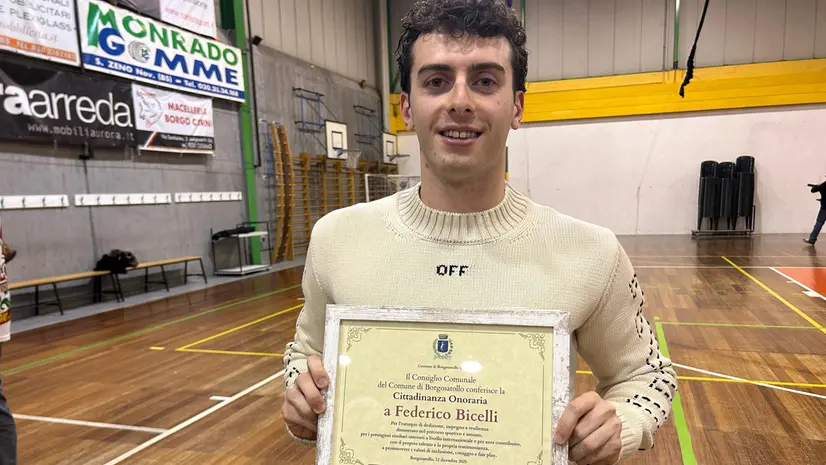 Bicelli con l'attestato del Comune - © www.giornaledibrescia.it