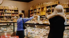 Signore fanno la spesa in un negozio di alimentari