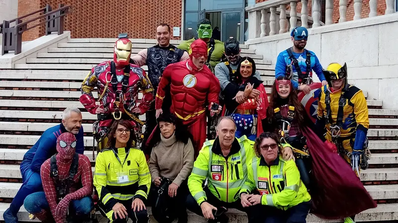 I supereroi acrobatici in visita al Civile - Foto Pagina Facebook Spedali Civili di Brescia