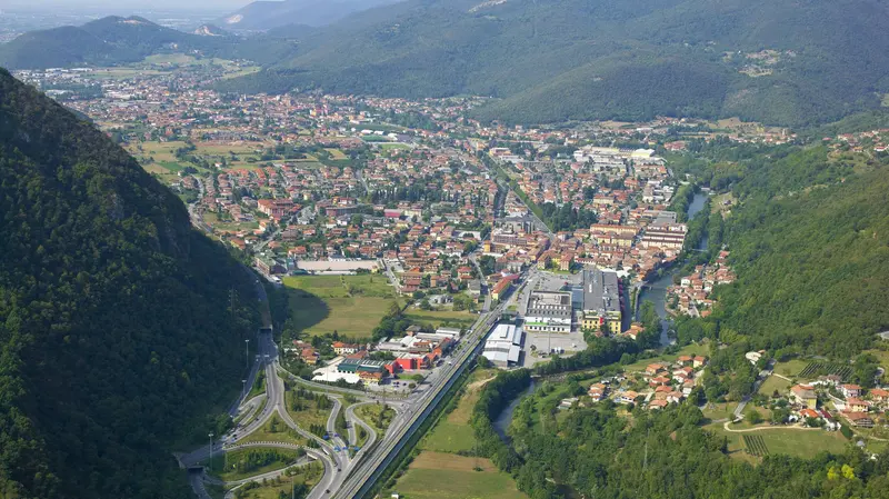 L'abitato di Villanuova visto da Est, dall'imbocco della Valle Sabbia. Sulla destra si nota l'avanzare sinuoso del fiume Chiese  - © www.giornaledibrescia.it
