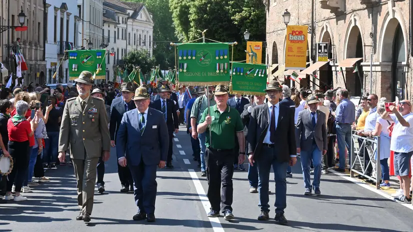 La sfilata degli alpini - © www.giornaledibrescia.it